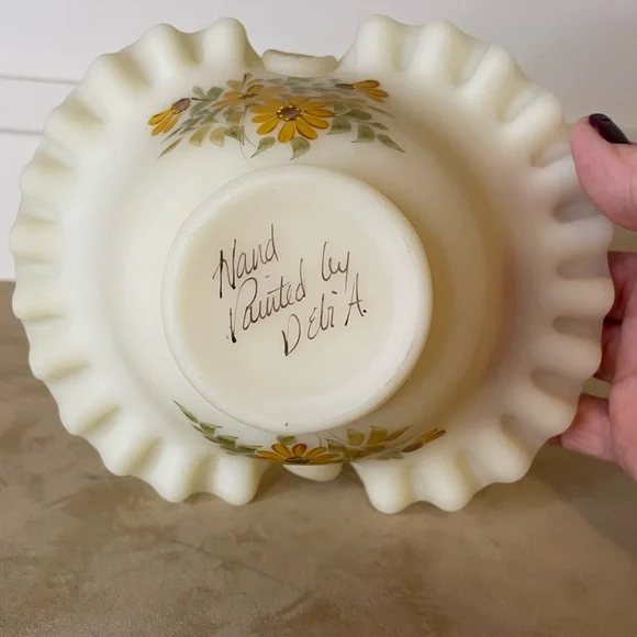 Fenton Satin Custard Glass Ruffled Glass Basket - Hand Painted & Signed - Picture 5 of 13